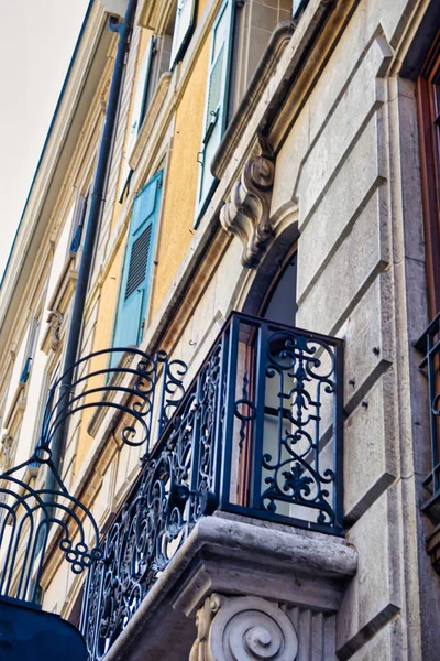 Lozan, İsviçre - Eylül 05 2020: Fenerleri ve panjurları olan eski küçük sokakları olan tarihi ortaçağ kasabası Lozan