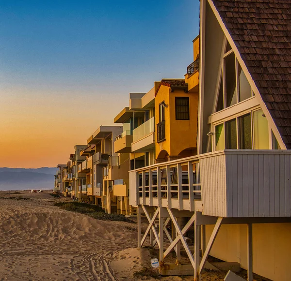 Oxnard Estados Unidos Fevereiro Propriedades Coloridas Aluguel Madeira Alinhadas Praia — Fotografia de Stock