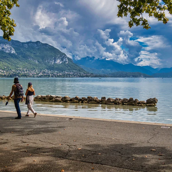 Annecy Francja Września 2020 Osoby Spacerują Idyllicznym Spokojnym Jeziorze Annecy — Zdjęcie stockowe