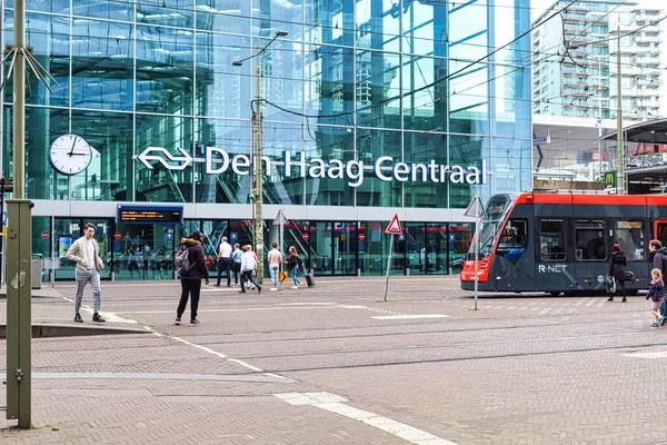 オランダ ハーグ 2021年8月20日 トラムが通過し 人々はハーグ中央駅の近代的なターミナルを歩いています — ストック写真