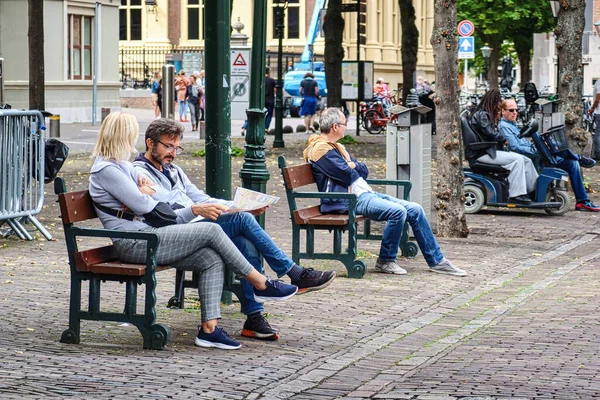 Haga Holandia Sierpnia 2021 Turyści Siedzący Ławce Ulicznej Placu Przed — Zdjęcie stockowe