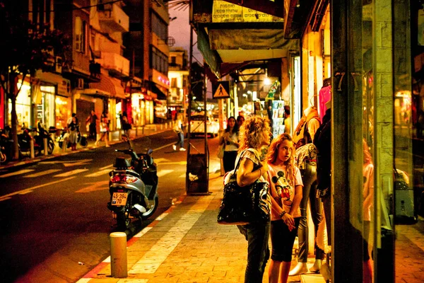 以色列特拉维夫 2010年11月11日 夜间行人在特拉维夫购物街上的人行道上行走 母亲和女儿看着商店橱窗 — 图库照片
