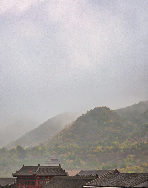 10月2017 朝の霧の中で中国と山の有名な大きな壁の景色 — ストック写真