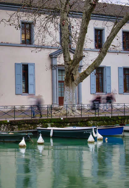 Annecy França Janeiro 2020 Persianas Azuis Edifício Antigo Com Barcos — Fotografia de Stock