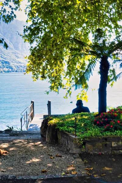 Montreux Suíça Setembro 2020 Uma Pessoa Está Sentada Banco Sombra — Fotografia de Stock