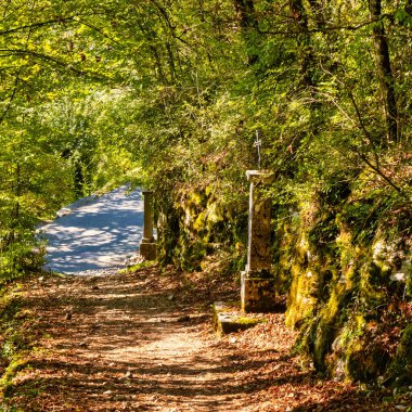 Talloires, Fransa - 08 Eylül 2020: Ortaçağ sütununda hacıların yol ve yönünü gösteren tarihi bir demir haç