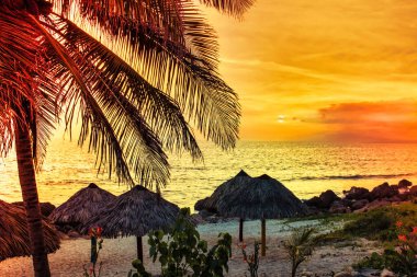 Trinidad, Küba - 15 Temmuz 2018: 18. yüzyılda hala taş kaldırımlı caddeleri olan eski bir İspanyol sömürge kasabası. Güneş bir ödül kumsalında batıyor