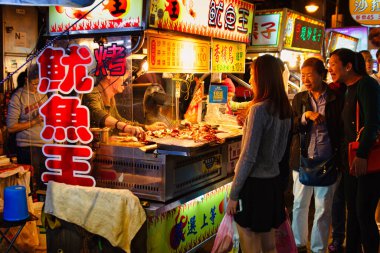 Taipei, Tayvan - 29 Kasım 2016: Birçok insan Taipei 'nin ünlü gece yemekleri pazarlarından birinde eğleniyor.