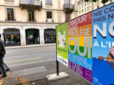 Cenevre, İsviçre - 14 Eylül 2021: Ulusal seçim hazırlıklarında şehirdeki tüm posterlerin evlilik hakları sokaklara kondu