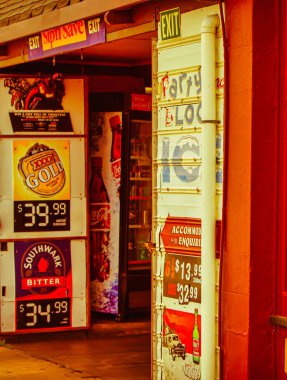 Broken Hill, Australia - 16 Ekim 2009: Kırsal kesimde reklamlarla dolu giriş ve mağaza önü