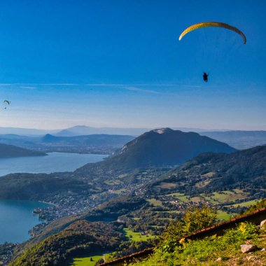Talloires, Fransa - Eylül 08 2020: Annecy Alp Gölü 'nden Montmin' den panorama
