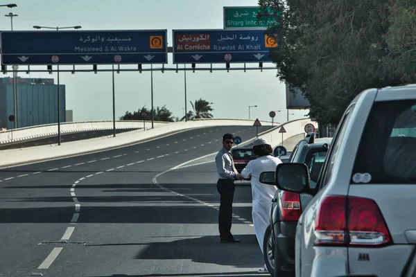 Doha Qatar Janeiro 2010 Dois Motoristas Carros Pararam Meio Estrada — Fotografia de Stock