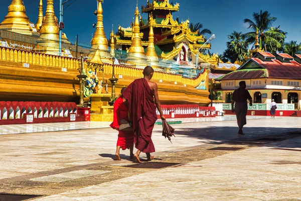 미얀마 2012 황금빛으로 칠해져 위파고 장식물들의 — 스톡 사진