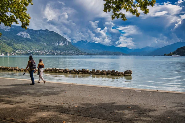 Annecy Francja Września 2020 Osoby Spacerują Idyllicznym Spokojnym Jeziorze Annecy — Zdjęcie stockowe