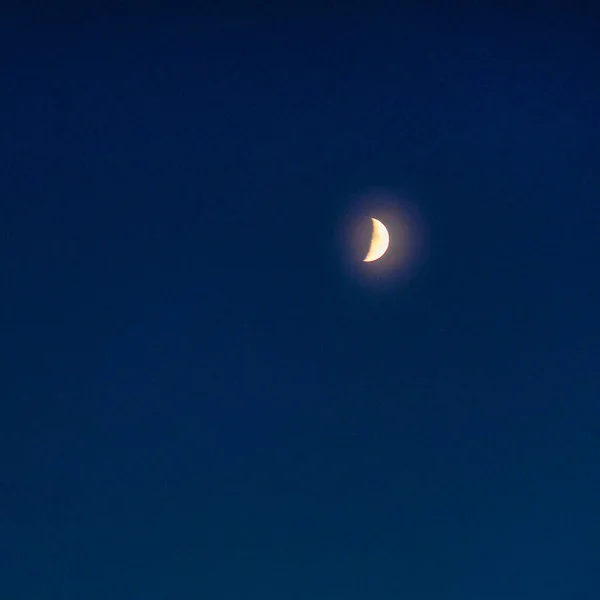 Menthon Saint Bernard Frankreich August 2020 Ein Kleiner Mond Leuchtet — Stockfoto