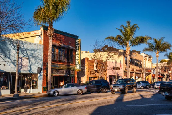 Ventura, ABD - 21 Şubat 2020: Bir binanın ön cephesinde eski bir antika görünümlü tabela içeride bir bar olduğunu gösteriyor