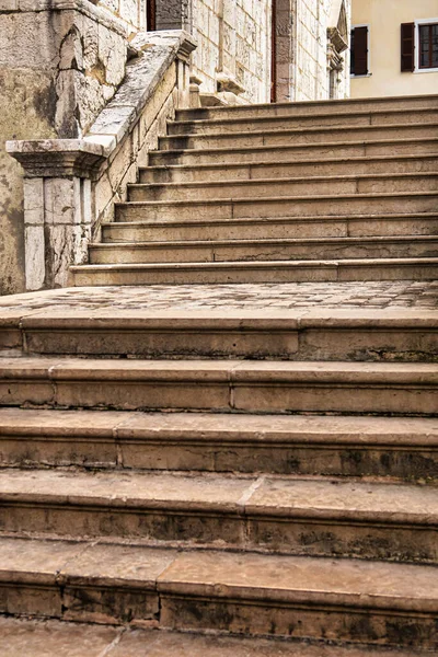 Annecy, Fransa - 21 Eylül 2020: Mimari cepheleri ve zarif taş merdivenleri olan tarihi bir ortaçağ Fransız kasabası manzarası