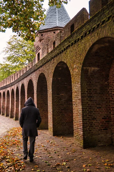 Amersfoort Holandia Października 2020 Zakapturzony Mężczyzna Idzie Chodnikiem Łukach Murów — Zdjęcie stockowe