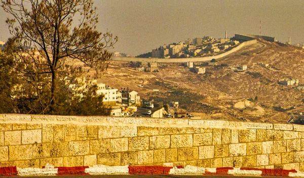イスラエル エルサレム 2010年11月12日 丘の上を移動するイスラエルとパレスチナを分離する大きなコンクリート壁の眺め — ストック写真