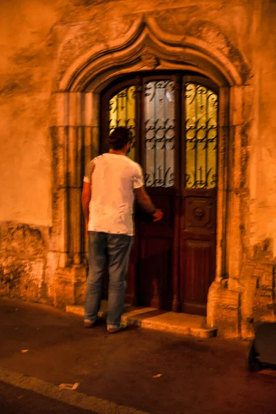 フランス アヌシー 2020年9月23日 神秘的な人が長い影 路地を持つ中世の歴史的な町を通りを歩いて秘密の扉を開こうとします — ストック写真