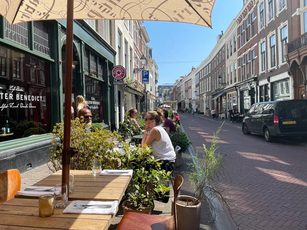 Den Haag Hollanda Temmuz 2021 Nsanlar Tipik Bir Hollanda Caddesinin — Stok fotoğraf