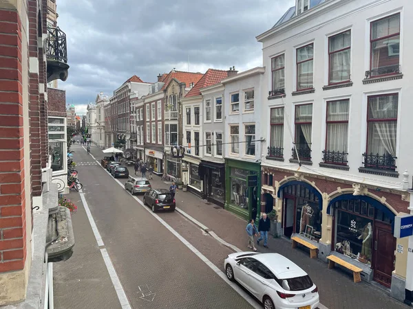 Lahey, Hollanda - 01 Ağustos 2021: Eski bir ortaçağ çekici ve genel bir bakış ile Hollanda 'daki tarihi evlerin genel görünümü