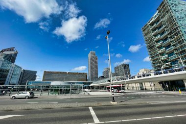 Den Haag, Hollanda - 25 Ağustos 2021: Yolcular için modern bir bağlantı noktası olan hague merkez istasyonu