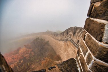 Pekin, Çin - 27 Ekim 2017: Çin 'in ünlü sisli duvarının manzarası