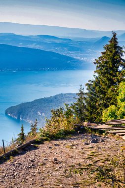 Talloires, Fransa - 08 Eylül 2020: Çam ve panoramik manzaralı Annecy Alp Gölü yakınlarındaki bir zirvede paraşütçülerin atlama noktası