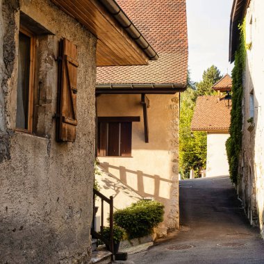 Menthon Aziz Bernard, Fransa - 10 Eylül 2020: panjurlu, parmaklıklı pencereli, balkonlu ve fenerli Fransız tarihi ortaçağ köyü