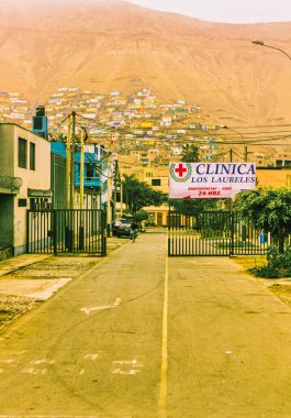 Lima, Peru - 13 Ağustos 2010: Dik bir tepedeki gecekondu kasabasının altındaki Peru tıp kliniği STK 'sı