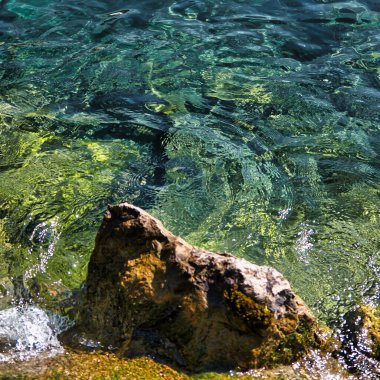 Montreux, İsviçre, Eylül 05: 2020: Kristal berrak su ve Cenevre 'nin dağ ve buzullu gölünün bir kayası.