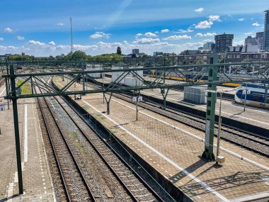 Den Haag, Hollanda - 25 Ağustos 2021: Tren istasyonu peronlarının ve elektrik kablolarının hava görüntüsü
