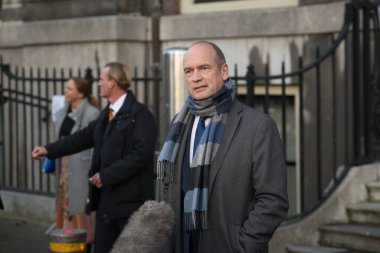 Den Haag, Hollanda - 23 Kasım 2021: Hollandalı bir siyasi liderin portresi ülkenin siyasi kalbinde basın tarafından takip ediliyor: Lahey