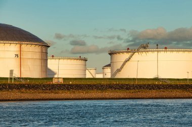 Rotterdam, Hollanda - 22 Kasım 2021: Yeşil ve fosil enerji, rüzgar türbinleri ve fosil yakıtların bir kombinasyonu