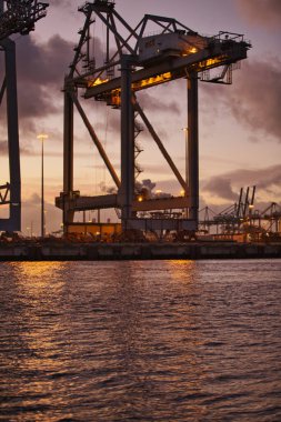 Rotterdam, Hollanda - 22 Kasım 2021: deniz konteynırları büyük vinçlerle nakledildi