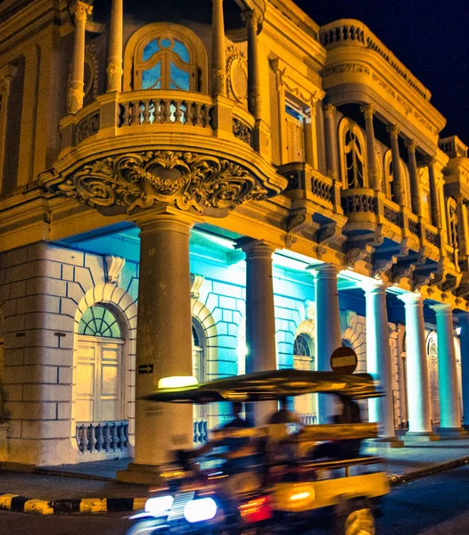 Cienfuegos Cuba Julho 2018 Centro Cidade Noite Edifício Grande Redor — Fotografia de Stock