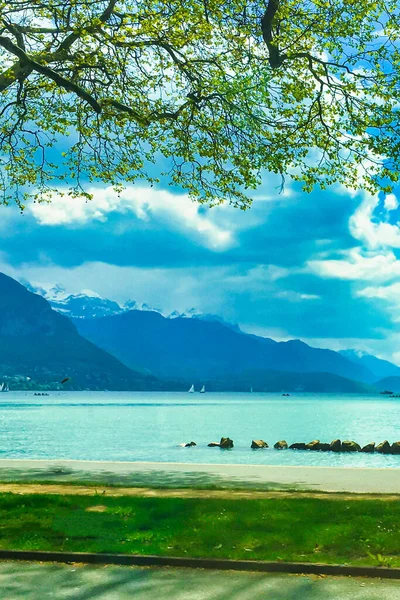 Annecy França Abril 2016 Pedestre Está Caminhando Primavera Longo Lago — Fotografia de Stock