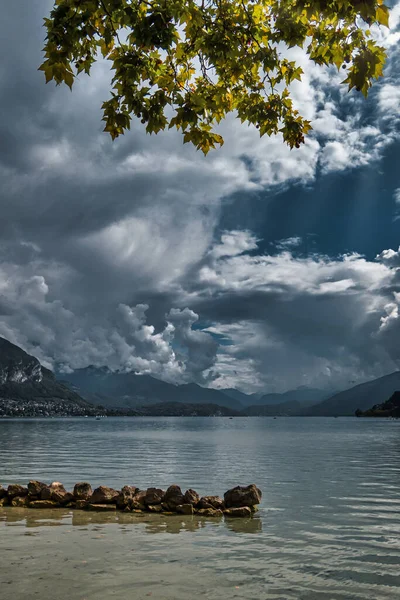 Annecy Francja Września 2020 Panorama Spokojnego Sielankowego Górskiego Jeziora Annecy — Zdjęcie stockowe