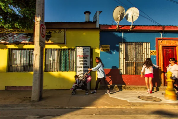 Casablanca Cile Novembre 2014 Case Cilene Molto Colorate Piccole Pedoni — Foto Stock