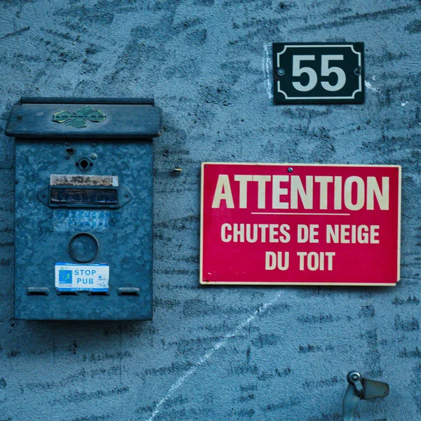 アレックス フランス 2020年9月12日 小さなフランスの家の顔にメールボックスが貼り付けられており 屋根から雪が降ることへの警告 — ストック写真
