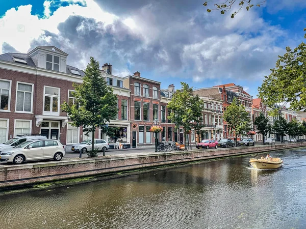 Den Haag Niederlande August 2021 Typisch Holländisches Haus Einem Kanal — Stockfoto