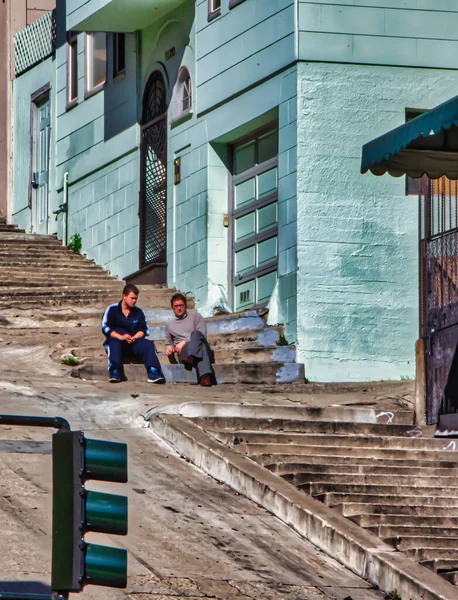 2009年10月10日 二人の男性 観光客がテレグラフの丘の上の階段に座って休息を取っている — ストック写真