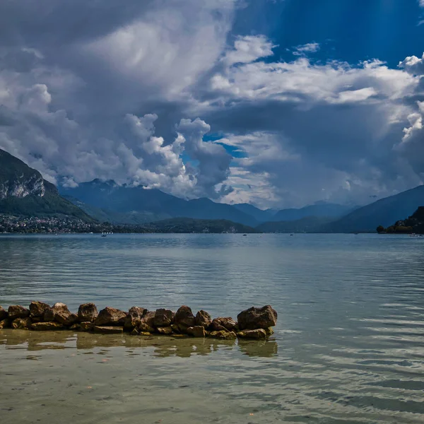 Annecy Francja Września 2020 Panorama Spokojnego Idyllicznego Górskiego Jeziora Annecy — Zdjęcie stockowe