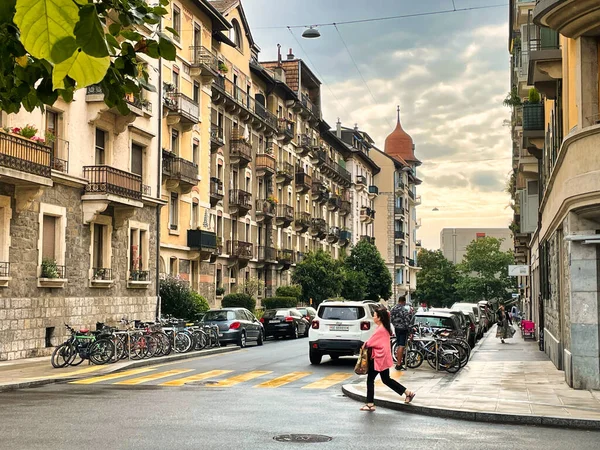 スイス ジュネーブ 2021年9月15日 典型的なジュネーブの古典的なアパートの建物との交差点近くの歩道を歩いている人 — ストック写真