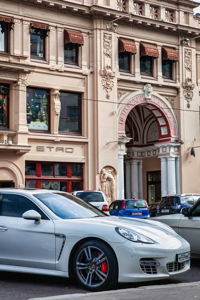 Moskova, Rusya - 10 Eylül 2010: Pahalı ve modern bir spor araba klasik Moskova caddesinde park edilmiştir. Eski ve yeni, fakir ve zengin arasındaki zıtlığı göstermektedir.