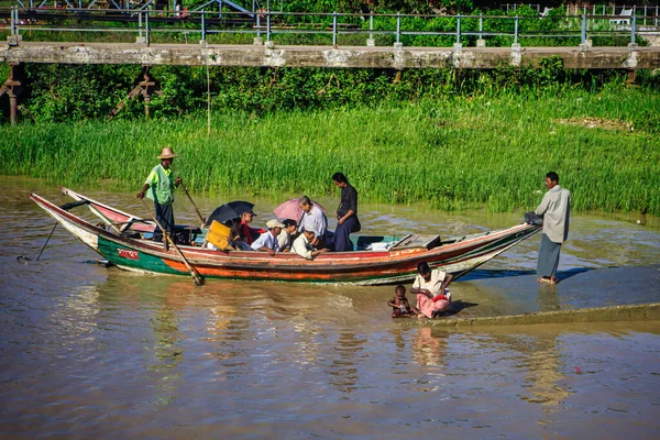 Yangon, Myanmar - 03 Aralık 2012: Gündüz vakti Yangon Myanmar nehrinde uzun kuyruklu bir tekneyle birçok insanın taşınması