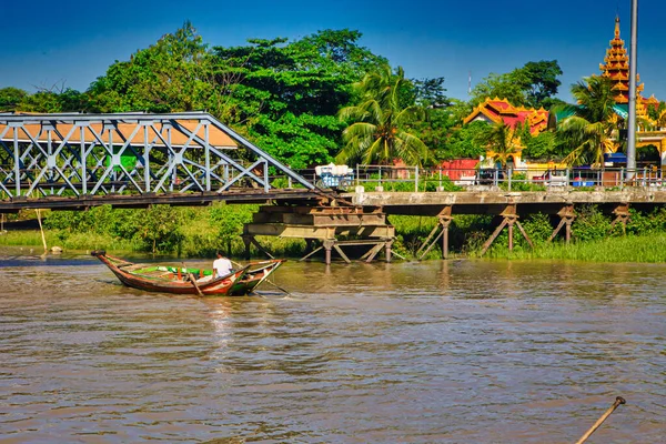 Yangon, Myanmar - 03 Aralık 2012: Gündüz vakti Yangon Myanmar nehrinde uzun kuyruklu bir tekneyle birçok insanın taşınması