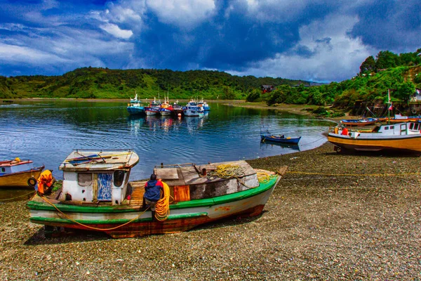 Castro, Şili - 08 Kasım 2014: Renkli Castro Chiloe ahşap evleri ve karada uzanan bir tekne manzarası