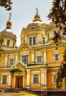 Almaty, Kazakistan - 17 Haziran 2017: Zenkov Katedrali şehir merkezindeki bir ortodoks Rus kilisesidir.
